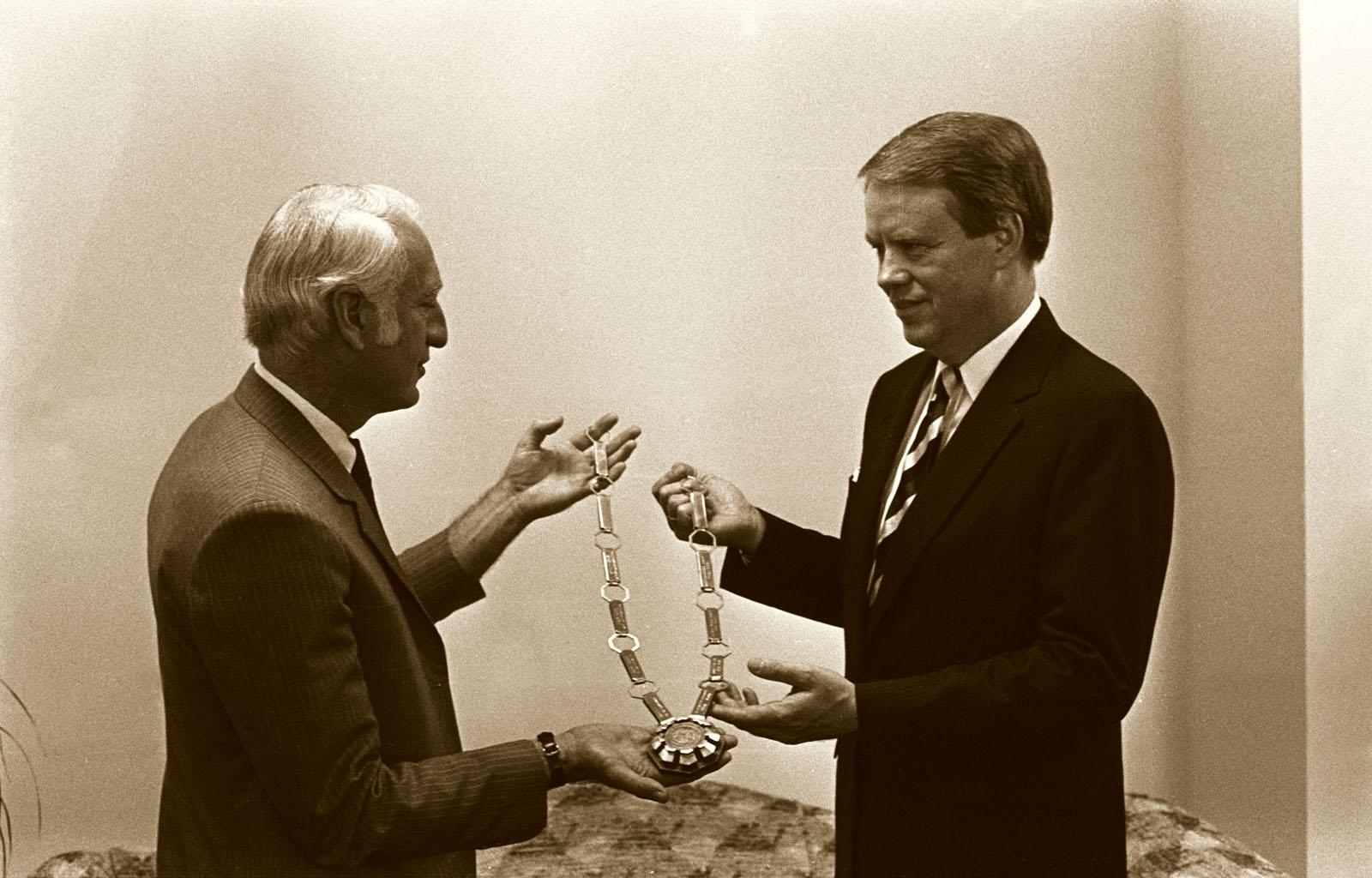 1984年，B.D. 欧文斯 (right) presents new President 院长李. 哈伯德 with the Presidential Chain-of-Office, which symbolizes the Office of the President at Northwest and is worn during all formal academic ceremonies.  