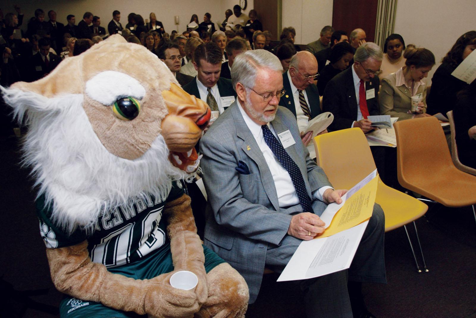 President 哈伯德 attended Northwest Day at the Missouri Legislature with Bobby 熊猫 in March 2003.