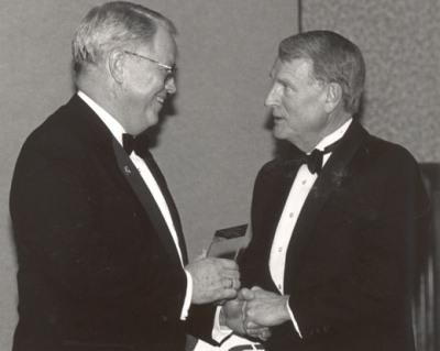 President 哈伯德 receives the first of Northwest’s four Missouri Quality Awards from Gov. Mel Carnahan in 1997.